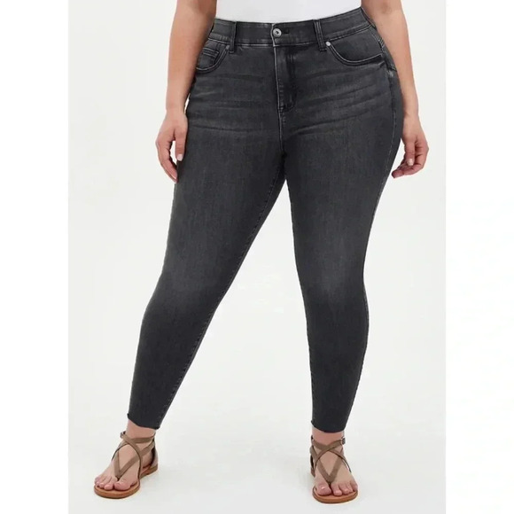 Size 24S Torrid Bombshell Skinny  Jean - Super Soft Washed Black - Picture 1 of 6